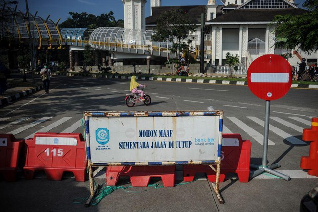 Indonesia hứng 'sóng thần' COVID-19, 63 người tử vong vì bệnh viện cạn kiệt oxy - Ảnh 4.