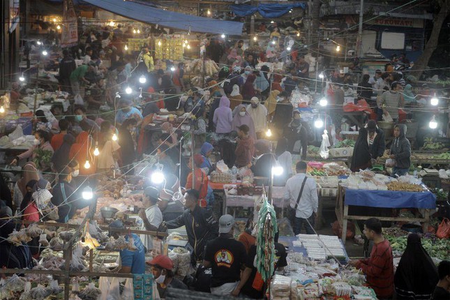Indonesia hứng 'sóng thần' COVID-19, 63 người tử vong vì bệnh viện cạn kiệt oxy - Ảnh 5. Indonesia hứng 'sóng thần' COVID-19, 63 người tử vong vì bệnh viện cạn kiệt oxy - Ảnh 5.