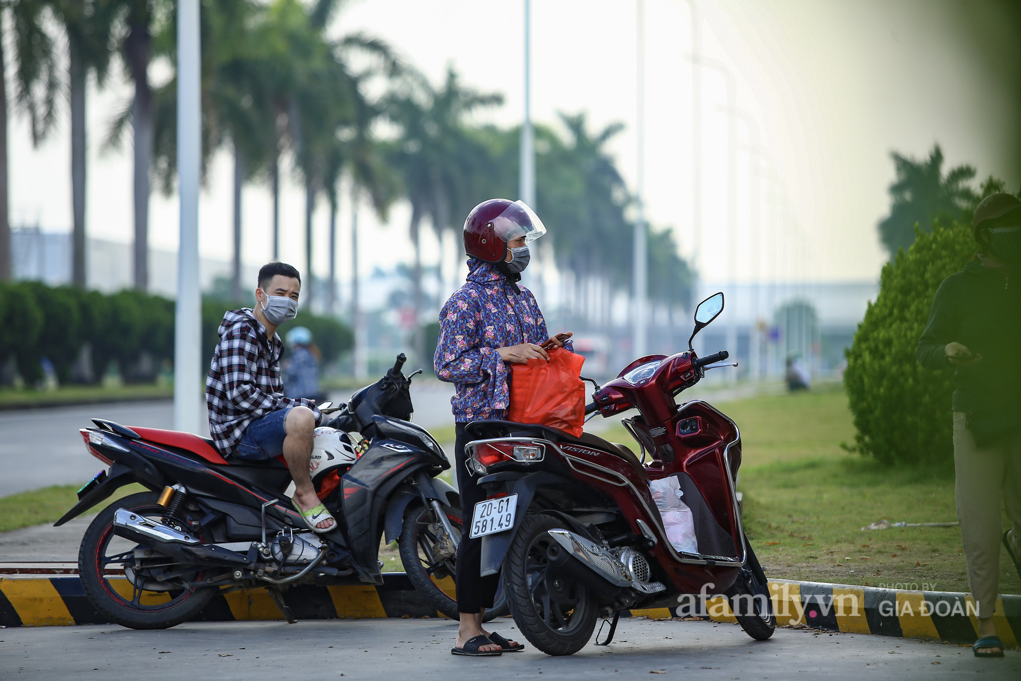 Người thân chờ đợi tiếp tế nhu yếu phẩm qua hàng rào cho 1.500 công nhân công ty SEI, nơi đang tạm thời bị cách ly do nam bảo vệ dương tính SARS-CoV-2 - Ảnh 5.