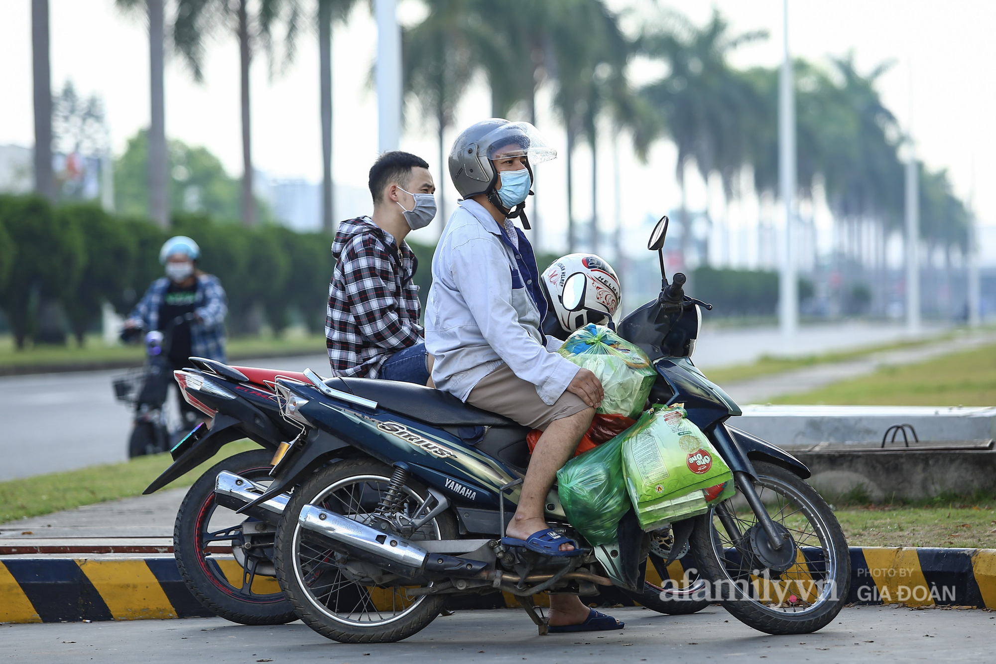 Người thân chờ đợi tiếp tế nhu yếu phẩm qua hàng rào cho 1.500 công nhân công ty SEI, nơi đang tạm thời bị cách ly do nam bảo vệ dương tính SARS-CoV-2 - Ảnh 9.