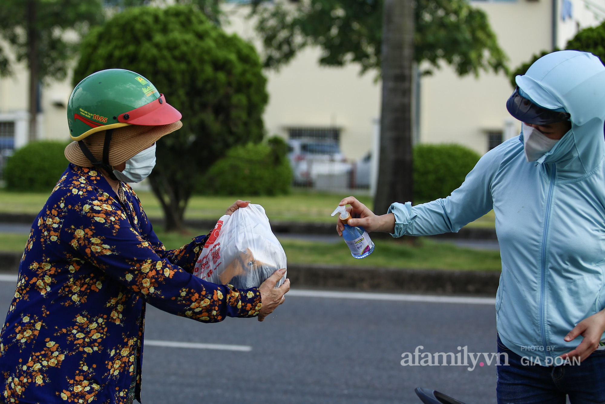 Người thân chờ đợi tiếp tế nhu yếu phẩm qua hàng rào cho 1.500 công nhân công ty SEI, nơi đang tạm thời bị cách ly do nam bảo vệ dương tính SARS-CoV-2 - Ảnh 11.