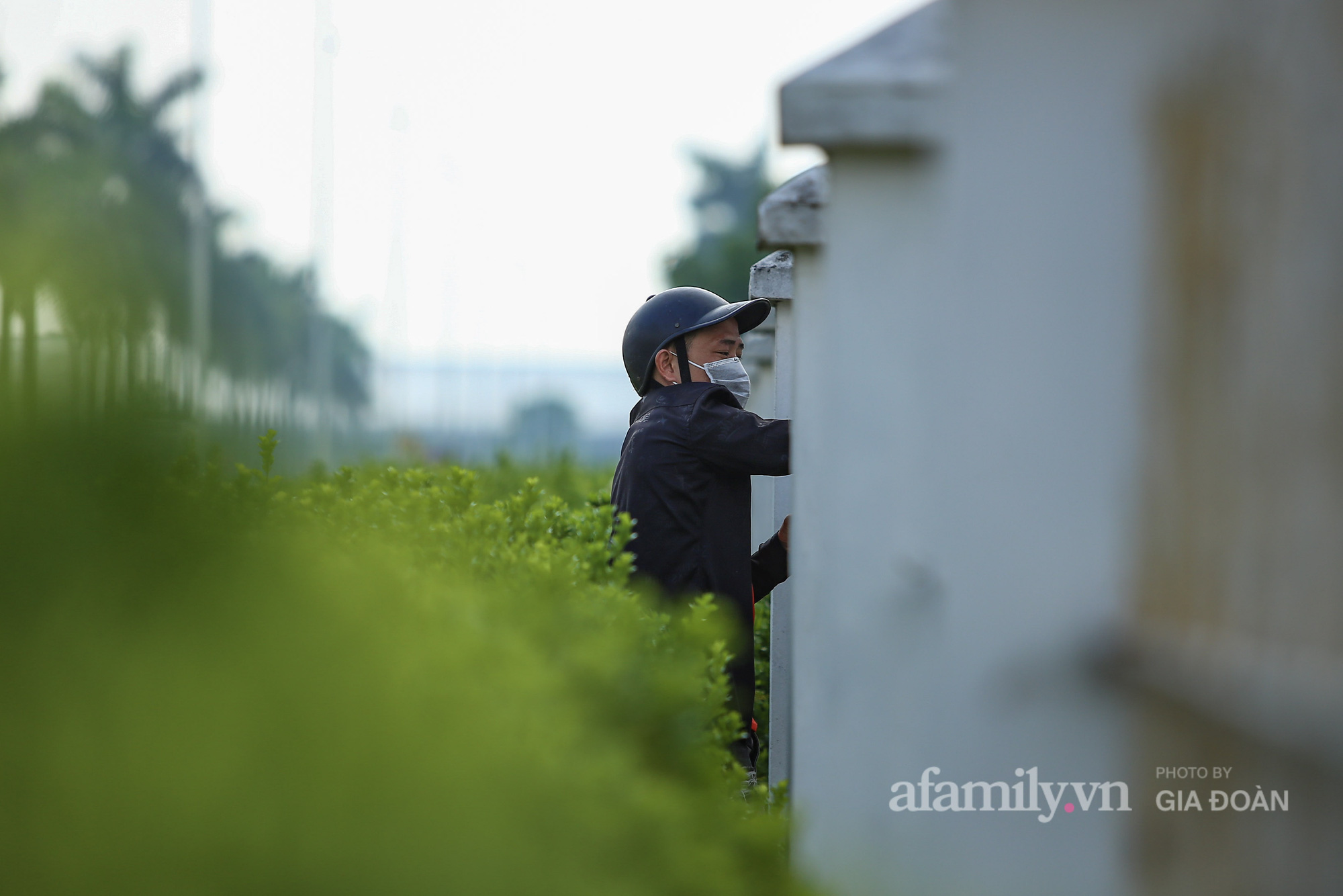 Người thân chờ đợi tiếp tế nhu yếu phẩm qua hàng rào cho 1.500 công nhân công ty SEI, nơi đang tạm thời bị cách ly do nam bảo vệ dương tính SARS-CoV-2 - Ảnh 12.