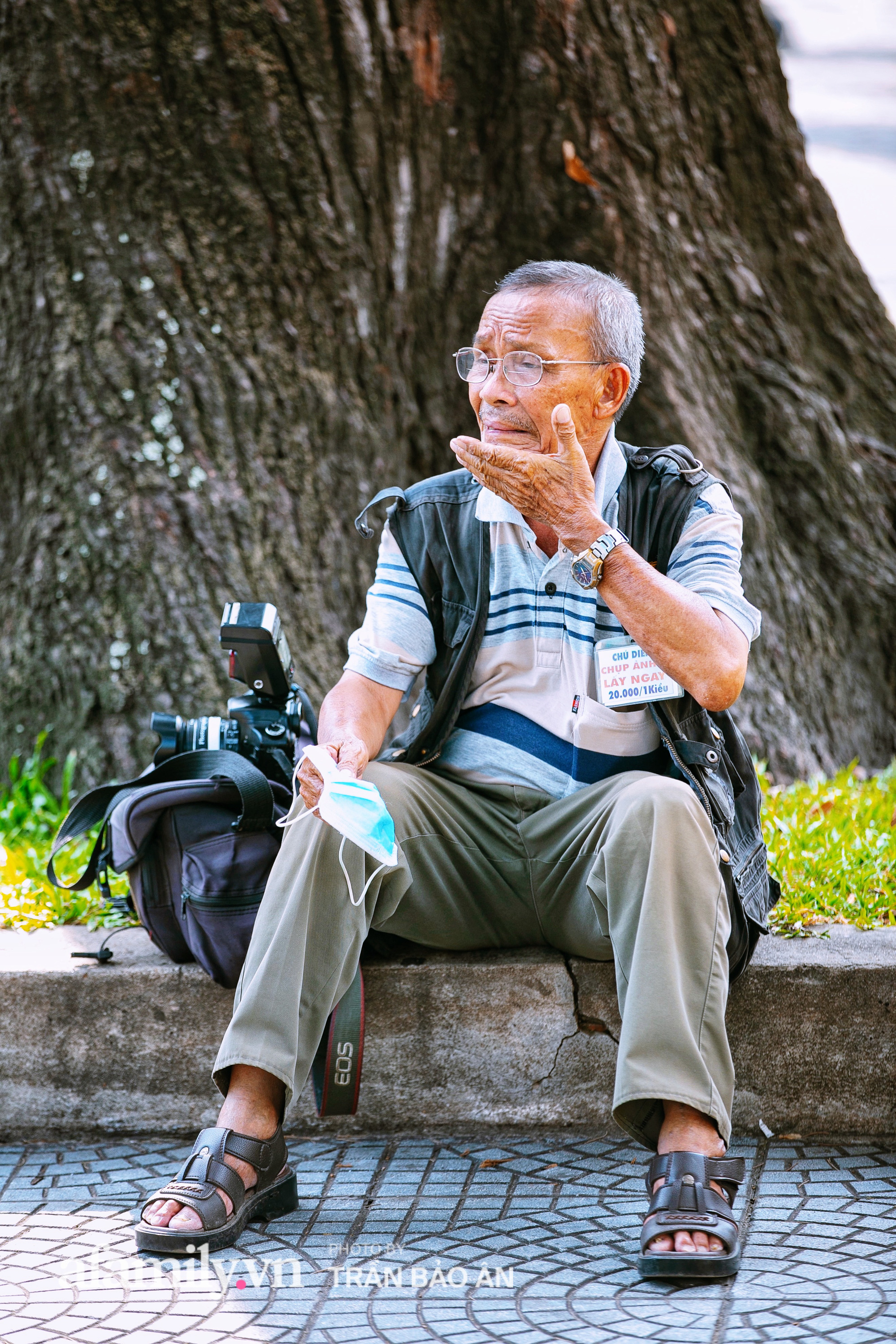 Ông &quot;thợ chụp&quot; hơn 30 năm đứng chờ ở Bưu điện TP lao đao vì Sài Gòn vào dịch, chạnh lòng 20 nghìn một bức ảnh kỳ công cũng không bằng cái nút trên điện thoại - Ảnh 6.