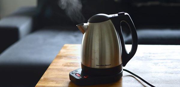 Cắm nước bằng ấm siêu tốc để tắm cho con, người mẹ bị điện giật tử vong thương tâm - Ảnh 1. Cắm nước bằng ấm siêu tốc để tắm cho con, người mẹ bị điện giật tử vong thương tâm - Ảnh 1.