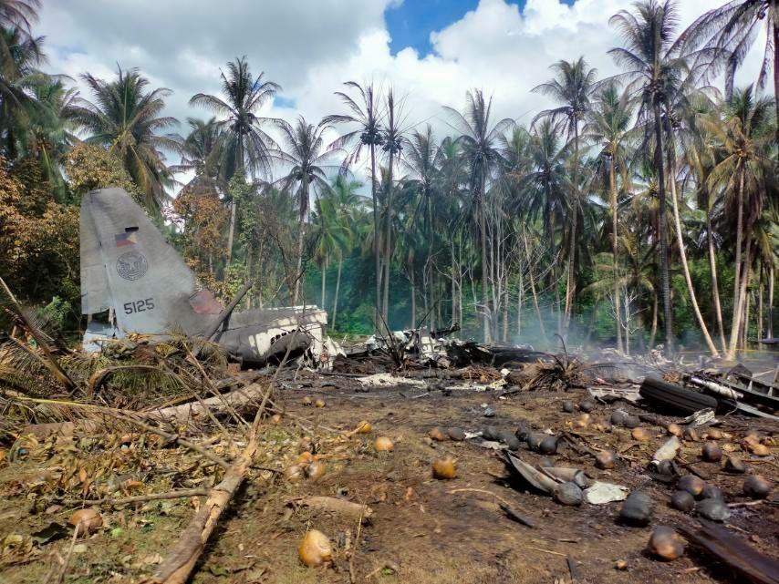 Li kì lời kể người sống sót trong vụ rơi máy bay chở quân đội Philippines - Ảnh 1.