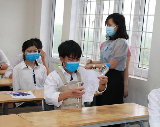 Thí sinh từ chối đặc cách, nén đau do gãy cột sống để vượt vũ môn - Ảnh 1.