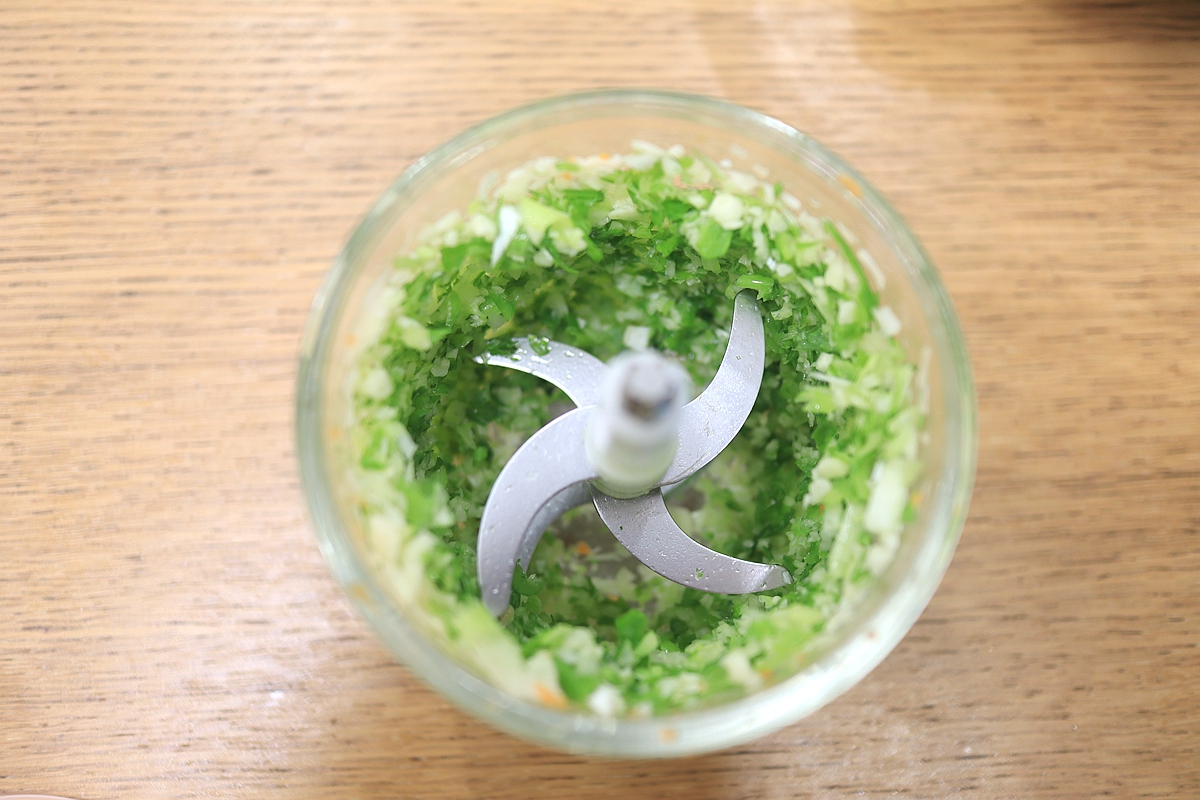 Dùng nồi chiên không dầu làm chả gà cực ngon, ăn với cơm hay ăn vặt đều hợp - Ảnh 6. Dùng nồi chiên không dầu làm chả gà cực ngon, ăn với cơm hay ăn vặt đều hợp - Ảnh 6.