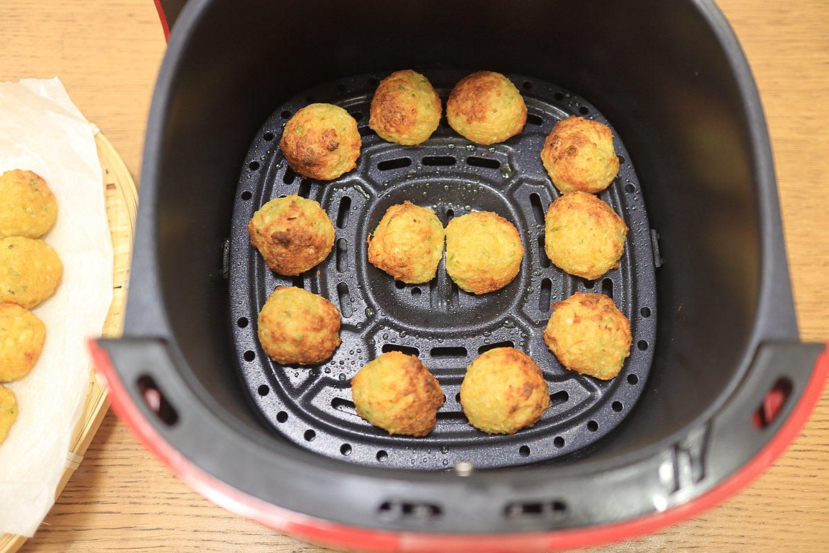 Dùng nồi chiên không dầu làm chả gà cực ngon, ăn với cơm hay ăn vặt đều hợp - Ảnh 11. Dùng nồi chiên không dầu làm chả gà cực ngon, ăn với cơm hay ăn vặt đều hợp - Ảnh 11.