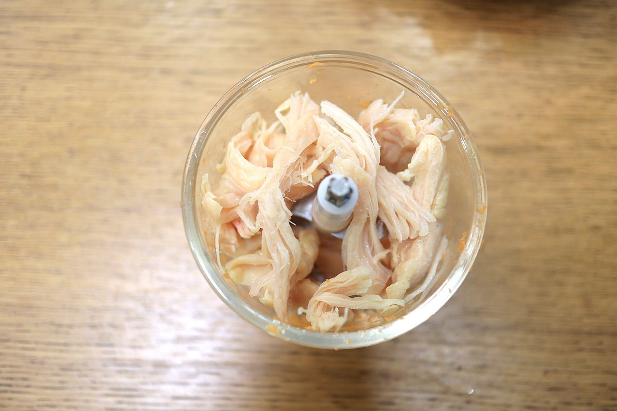 Dùng nồi chiên không dầu làm chả gà cực ngon, ăn với cơm hay ăn vặt đều hợp - Ảnh 3. Dùng nồi chiên không dầu làm chả gà cực ngon, ăn với cơm hay ăn vặt đều hợp - Ảnh 3.