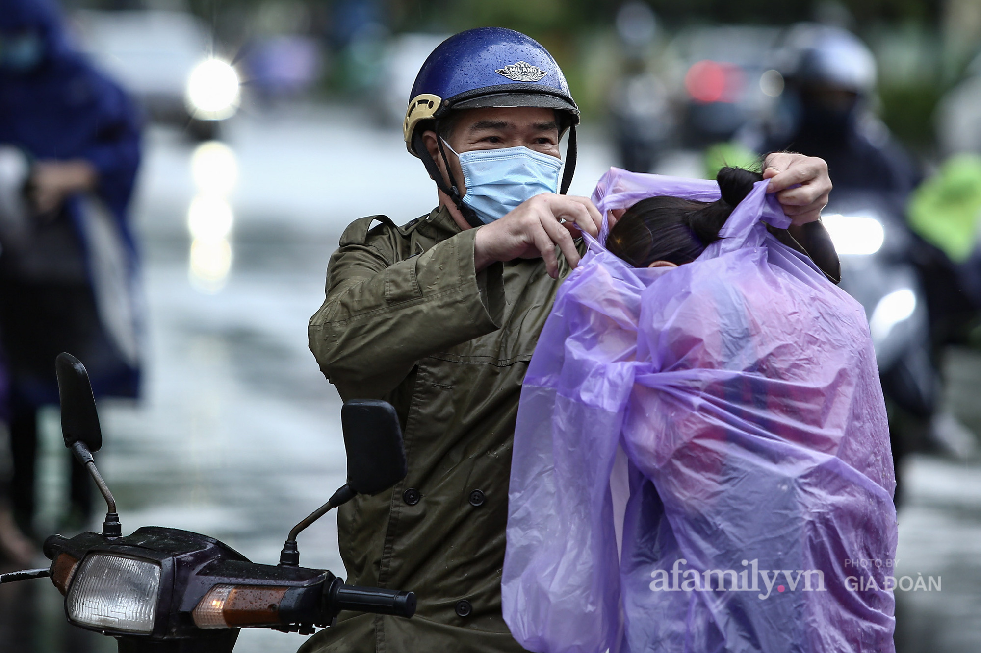 Xúc động hình ảnh người mẹ đưa con gái bị liệt hai chân đi thi tốt nghiệp: 