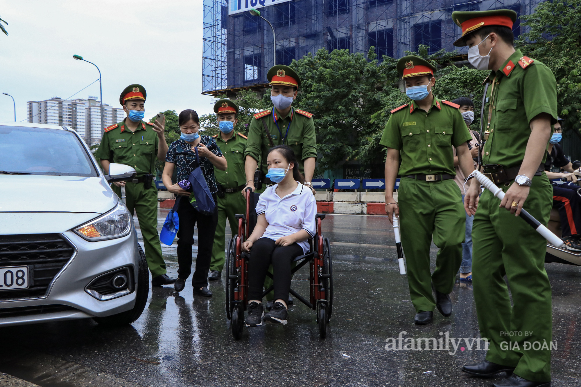 Xúc động hình ảnh người mẹ đưa con gái bị liệt hai chân đi thi tốt nghiệp: 