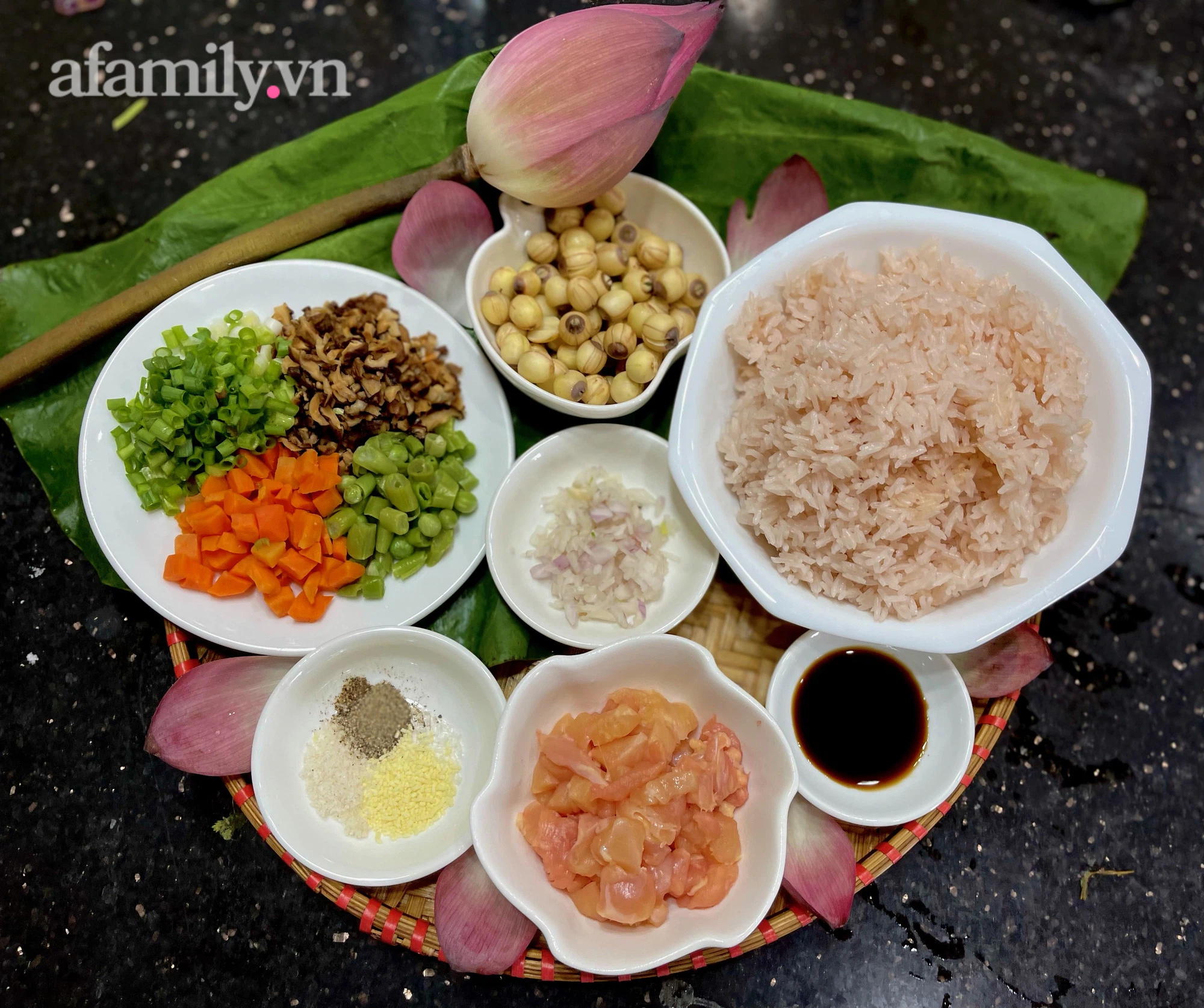 Cơm sen đẹp lung linh là vậy nhưng làm không hề khó - chẳng cần ra nhà hàng cũng có thể đãi cả nhà! - Ảnh 1.