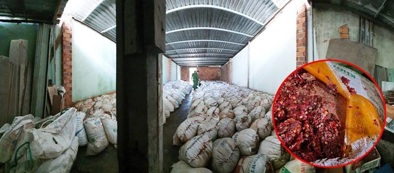 Phát hiện kho chứa 15 tấn tương ớt bẩn chuẩn bị bán ra thị trường - Ảnh 1. Phát hiện kho chứa 15 tấn tương ớt bẩn chuẩn bị bán ra thị trường - Ảnh 1.