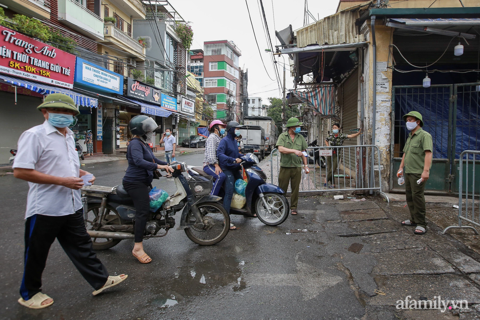 Cận cảnh: Lấy mẫu xét nghiệm cho hàng trăm tiểu thương chợ Phùng Khoang sau khi người phụ nữ bán rau tại chợ dương tính SARS-CoV-2 - Ảnh 1.