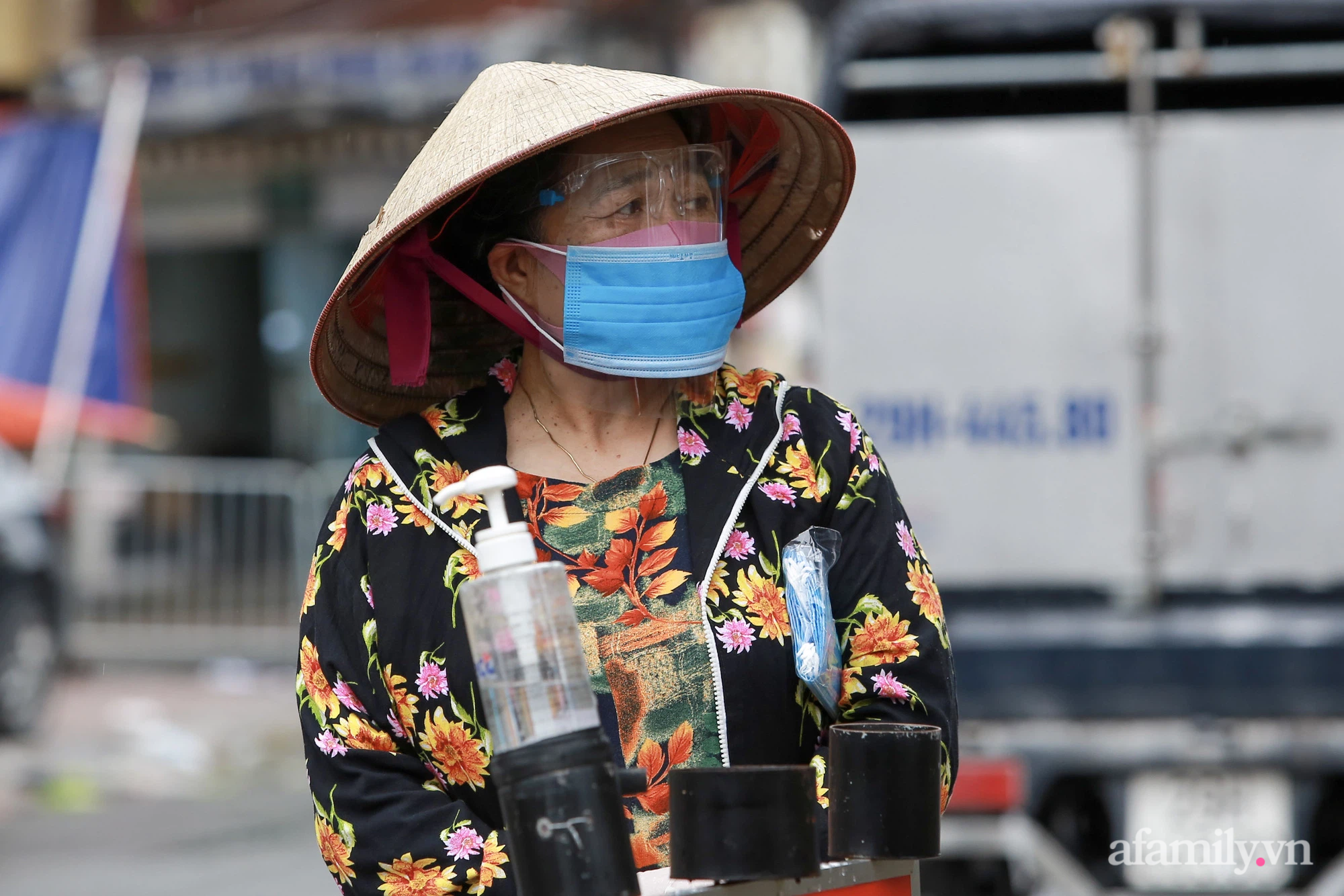 Cận cảnh: Lấy mẫu xét nghiệm cho hàng trăm tiểu thương chợ Phùng Khoang sau khi người phụ nữ bán rau tại chợ dương tính SARS-CoV-2 - Ảnh 2.