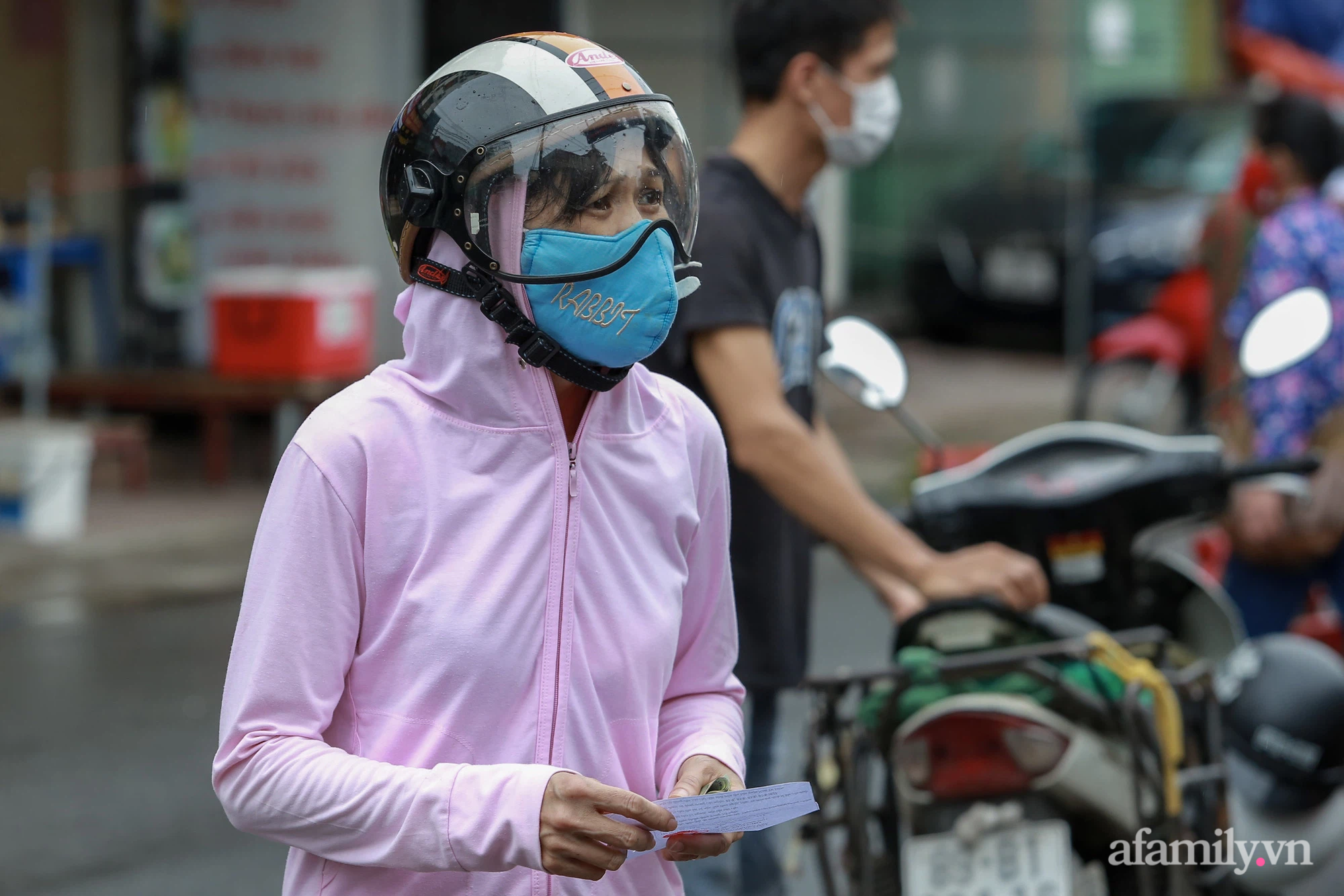 Cận cảnh: Lấy mẫu xét nghiệm cho hàng trăm tiểu thương chợ Phùng Khoang sau khi người phụ nữ bán rau tại chợ dương tính SARS-CoV-2 - Ảnh 3.