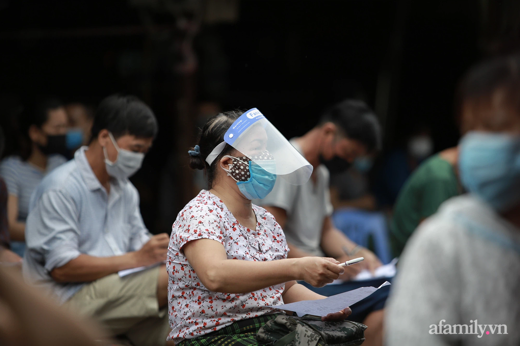 Cận cảnh: Lấy mẫu xét nghiệm cho hàng trăm tiểu thương chợ Phùng Khoang sau khi người phụ nữ bán rau tại chợ dương tính SARS-CoV-2 - Ảnh 7.