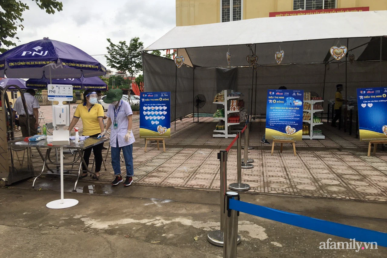 Ngày đầu tiên &quot;Siêu thị mini 0 đồng&quot; ở Hà Nội mở cửa hỗ trợ cho lao động, sinh viên mắc kẹt - Ảnh 2.