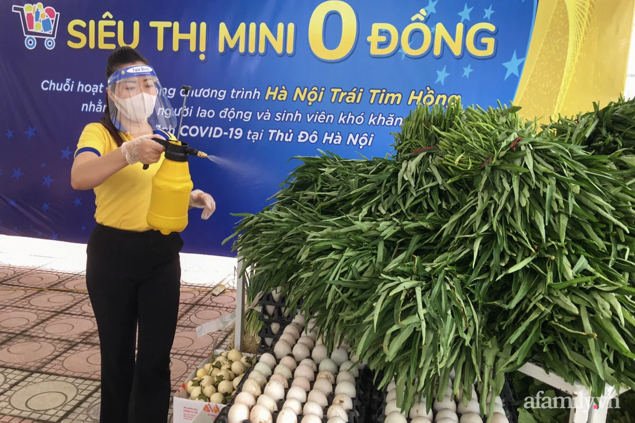 Ngày đầu tiên &quot;Siêu thị mini 0 đồng&quot; ở Hà Nội mở cửa hỗ trợ cho lao động, sinh viên mắc kẹt - Ảnh 3.