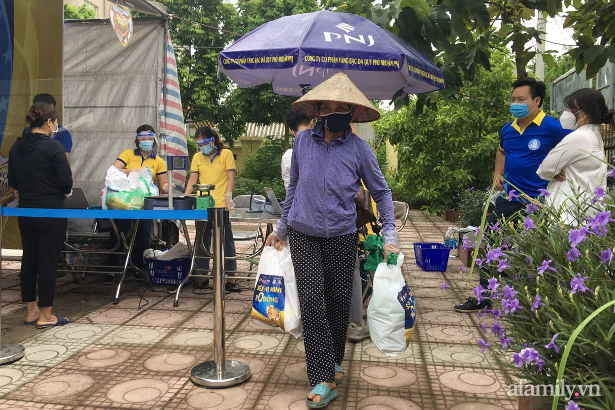 Ngày đầu tiên &quot;Siêu thị mini 0 đồng&quot; ở Hà Nội mở cửa hỗ trợ cho lao động, sinh viên mắc kẹt - Ảnh 10.