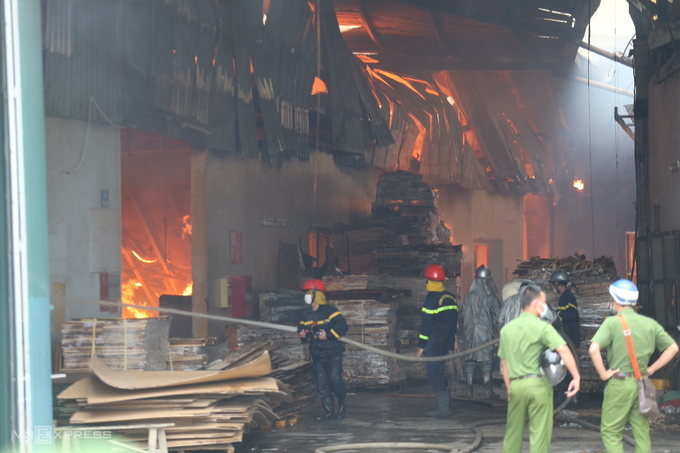 Hà Nội: Cháy xưởng gỗ hơn 6.000m2 ở Chương Mỹ, nhiều đồ đạc bị thiêu rụi - Ảnh 1.