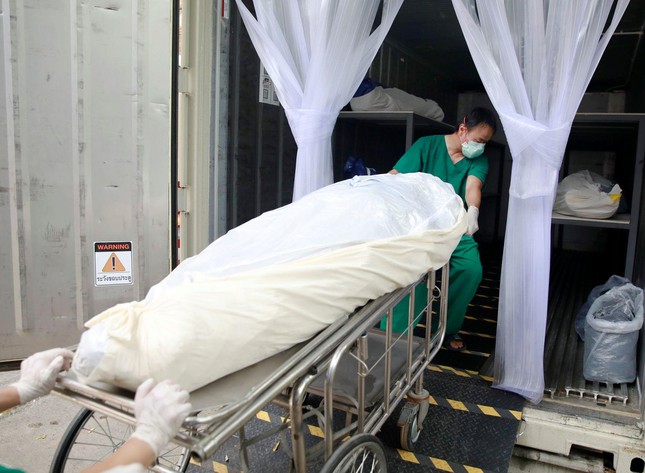 Quá tải vì COVID-19, bệnh viện Thái Lan phải mua container đựng thi thể - Ảnh 3.