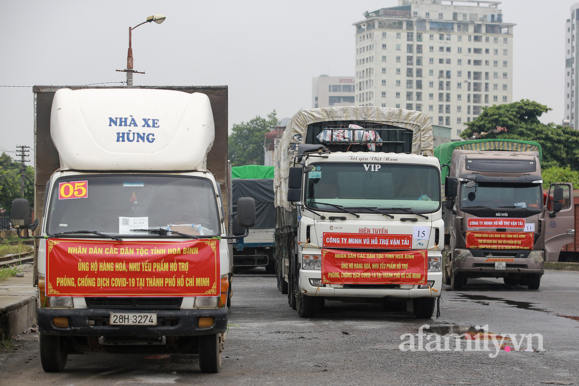 Cận cảnh: Gần 300 tấn nhu yếu phẩm của chính quyền và nhân nhân tỉnh Hoà Bình lên tàu vào chia lửa với những khó khăn của TP Hồ Chí Minh trong đại dịch - Ảnh 2.