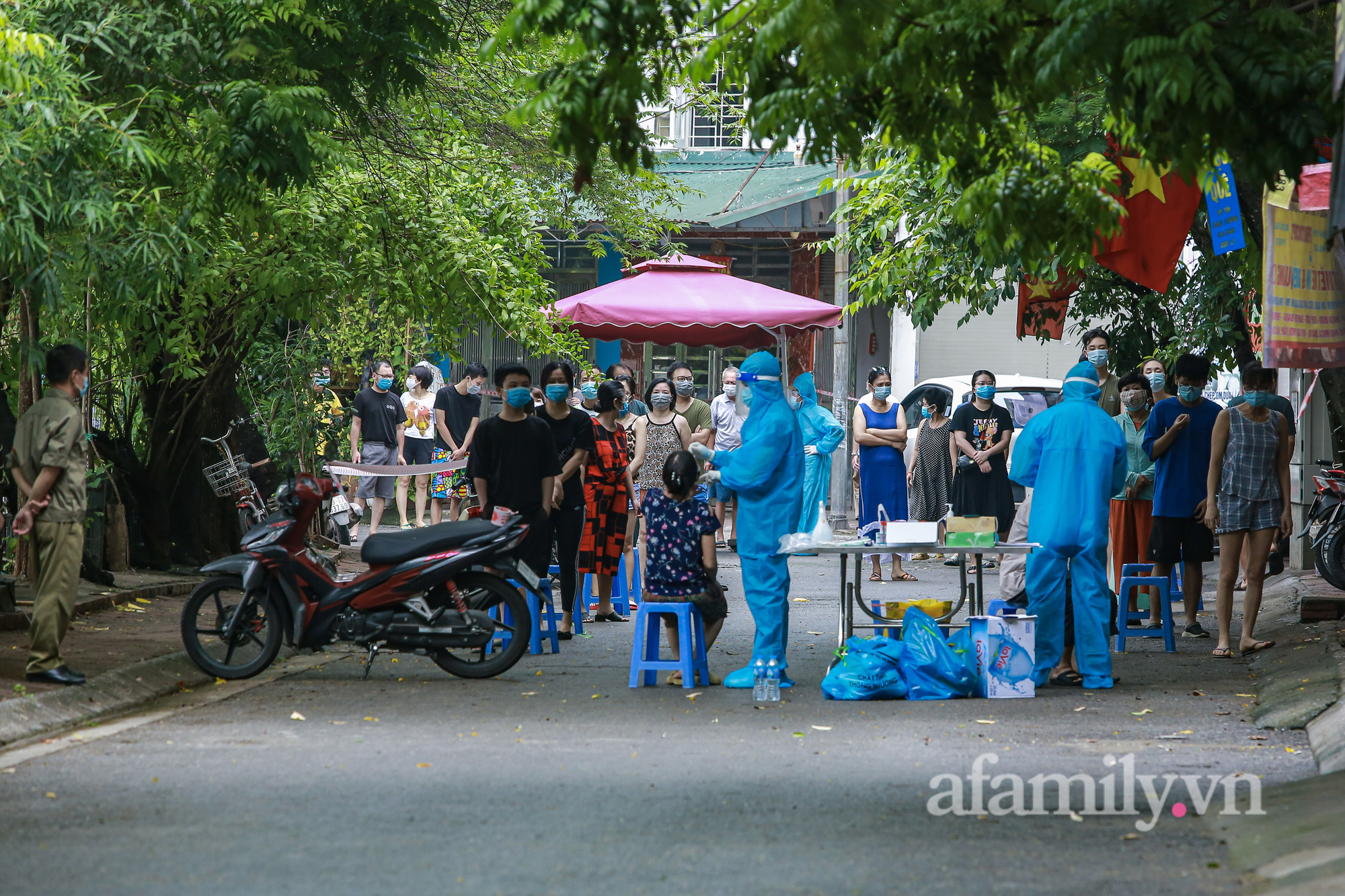 Những chiếc bóng áo xanh tuổi đôi mươi tình nguyện lao vào điểm nóng chống dịch: &quot;Chúng tôi có thể là F0 bất cứ khi nào nhưng bảo vệ sức khỏe người dân mới là quan trọng lúc này&quot; - Ảnh 1.