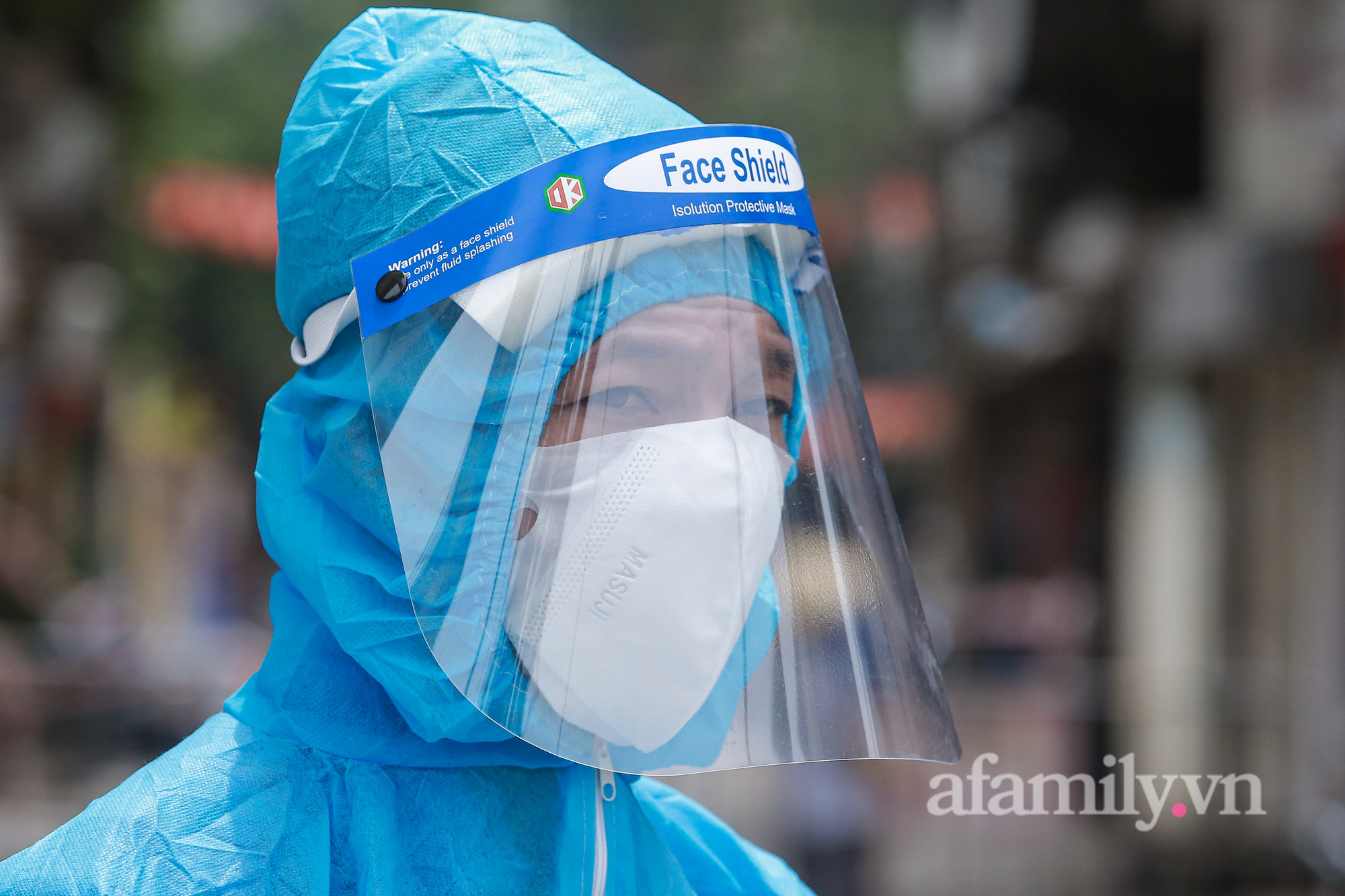 Những chiếc bóng áo xanh tuổi đôi mươi tình nguyện lao vào điểm nóng chống dịch: &quot;Chúng tôi có thể là F0 bất cứ khi nào nhưng bảo vệ sức khỏe người dân mới là quan trọng lúc này&quot; - Ảnh 7.