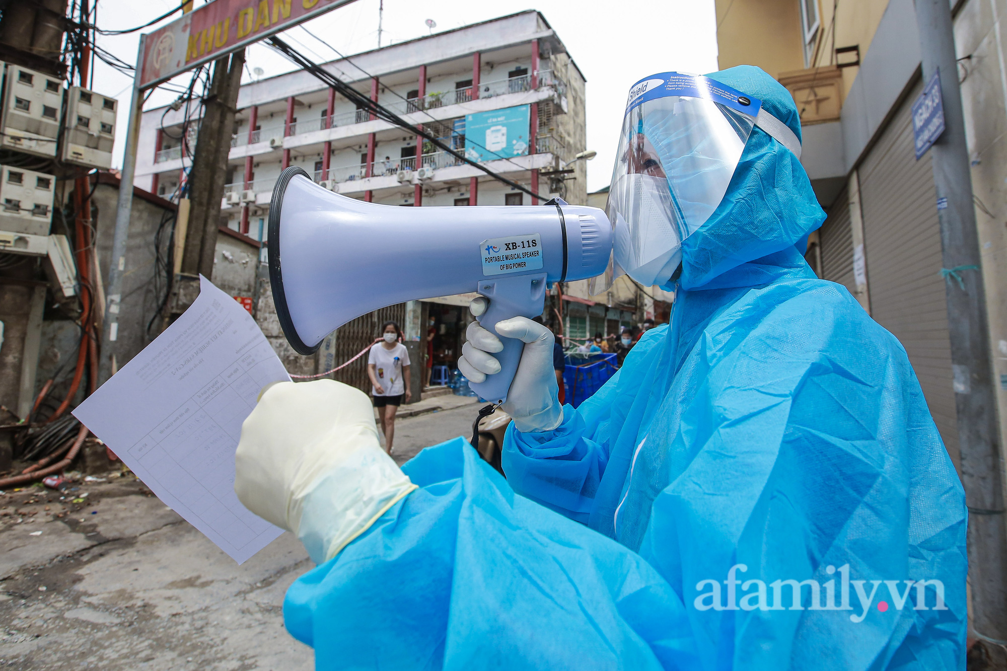 Những chiếc bóng áo xanh tuổi đôi mươi tình nguyện lao vào điểm nóng chống dịch: &quot;Chúng tôi có thể là F0 bất cứ khi nào nhưng bảo vệ sức khỏe người dân mới là quan trọng lúc này&quot; - Ảnh 8.