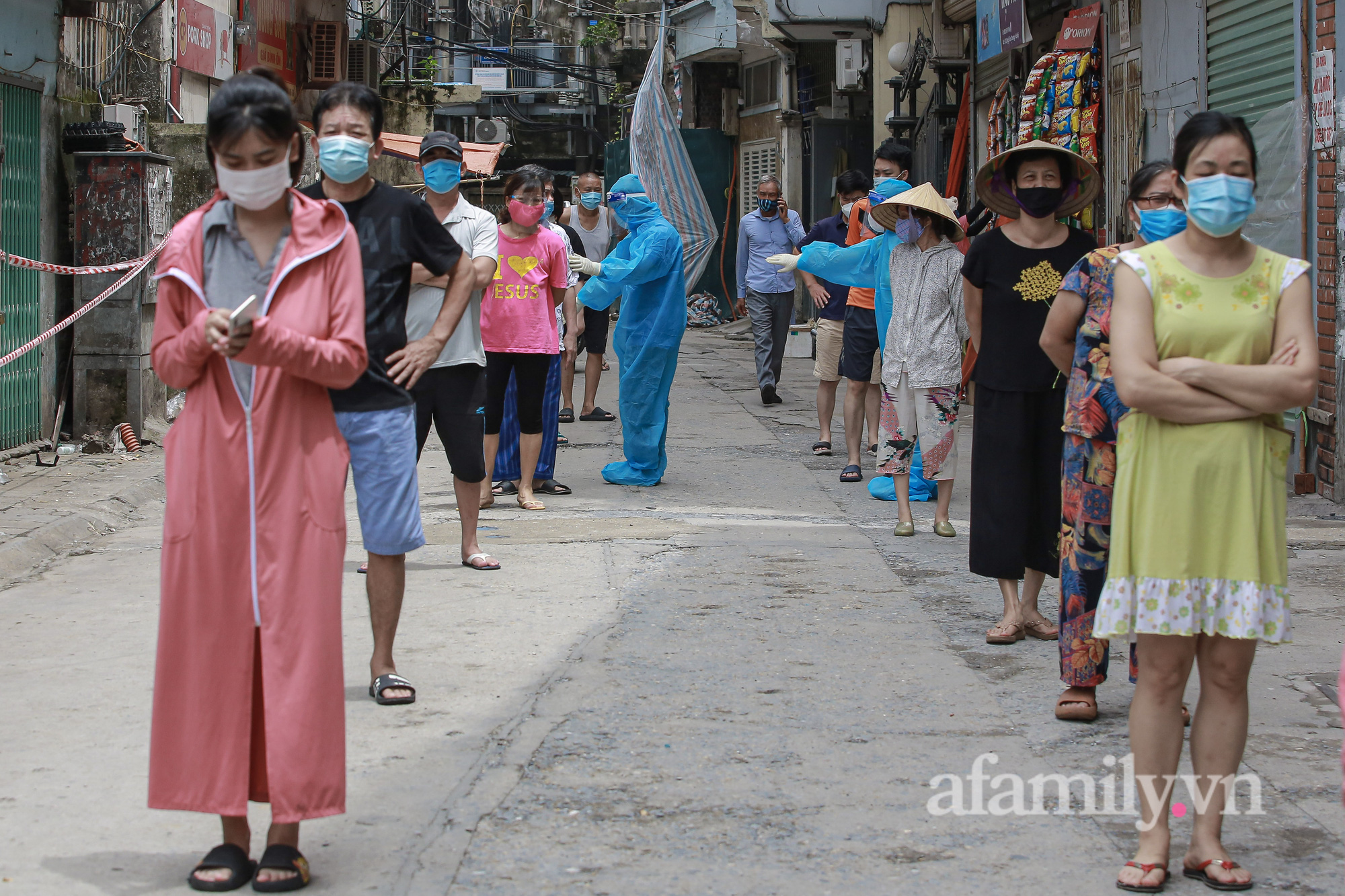 Cận cảnh: Hà Nội lấy mẫu xét nghiệm diện rộng hơn 7.000 dân tại &quot;điểm nóng&quot; phường Văn Chương, sớm vét sạch F0 trong cộng đồng - Ảnh 8.