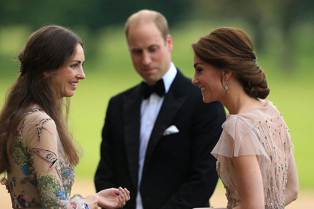 Tiểu tam tin đồn khiến Hoàng tử William say nắng 1 thời: Ăn vận sexy táo bạo, phong thái khác hẳn Công nương Kate