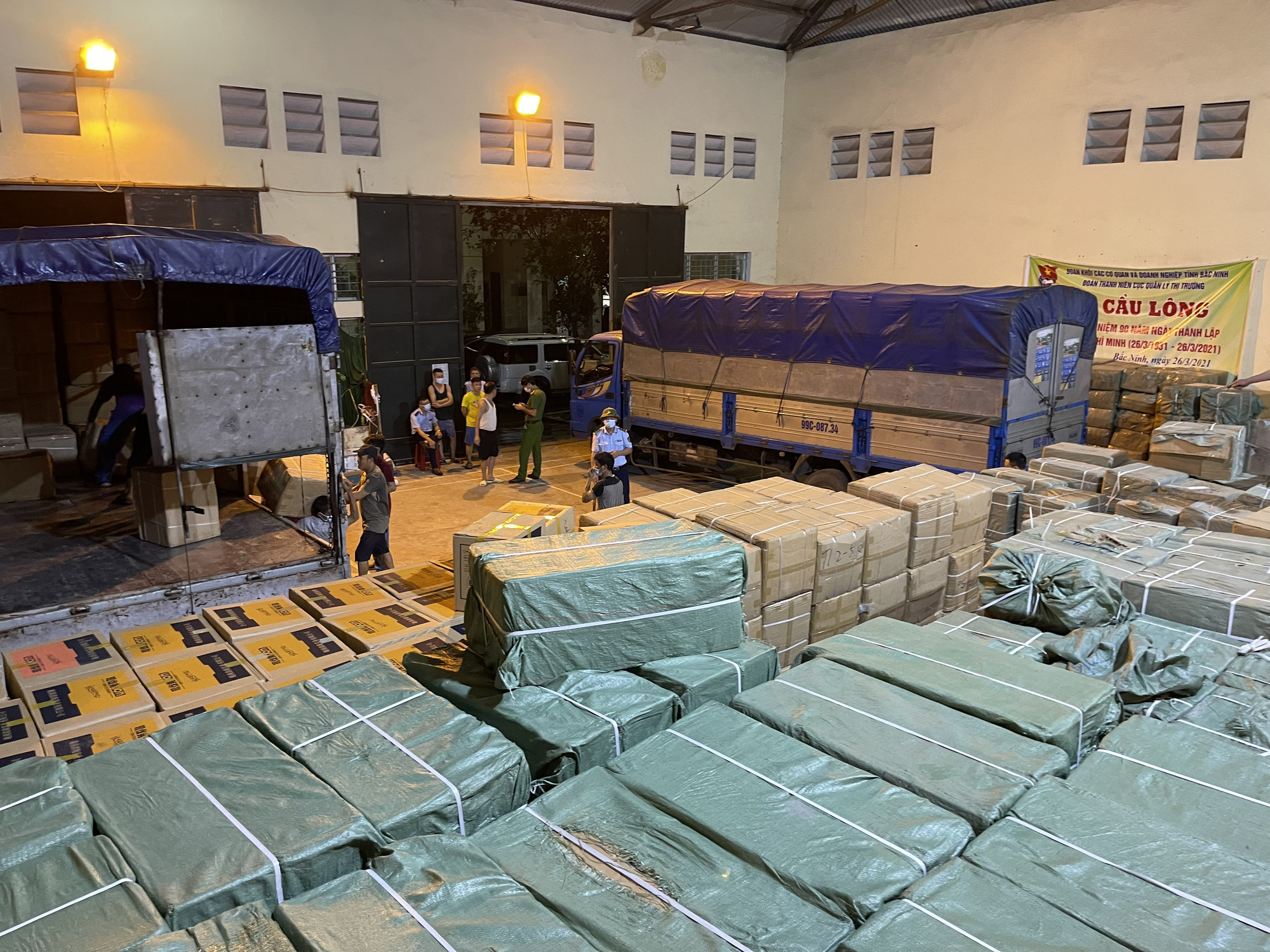 Đột kích kho hàng 50 tấn nghi giả mạo nhãn hiệu do người đàn ông Trung Quốc làm chủ - Ảnh 1. Đột kích kho hàng 50 tấn nghi giả mạo nhãn hiệu do người đàn ông Trung Quốc làm chủ - Ảnh 1.