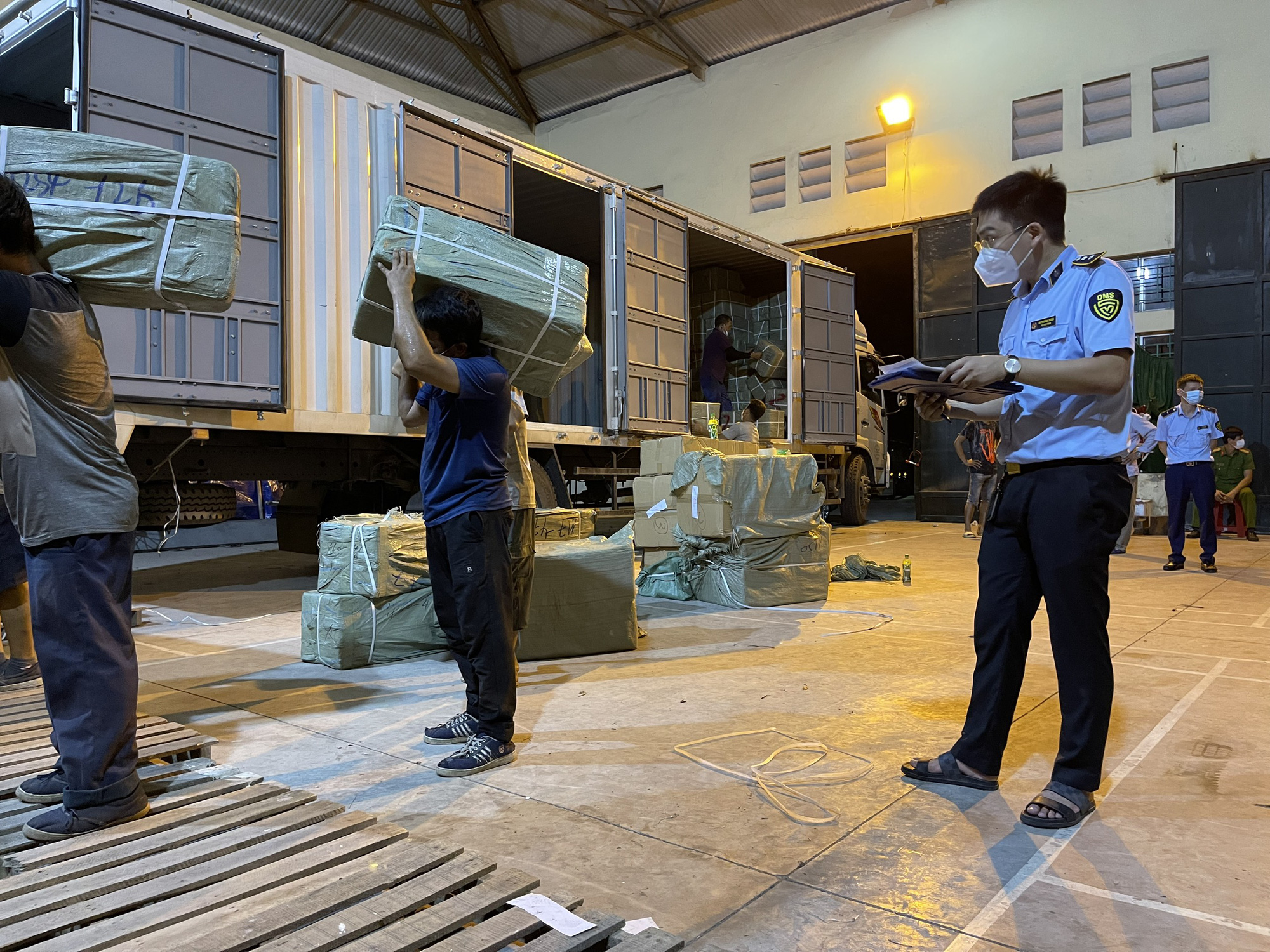 Đột kích kho hàng 50 tấn nghi giả mạo nhãn hiệu do người đàn ông Trung Quốc làm chủ - Ảnh 2. Đột kích kho hàng 50 tấn nghi giả mạo nhãn hiệu do người đàn ông Trung Quốc làm chủ - Ảnh 2.