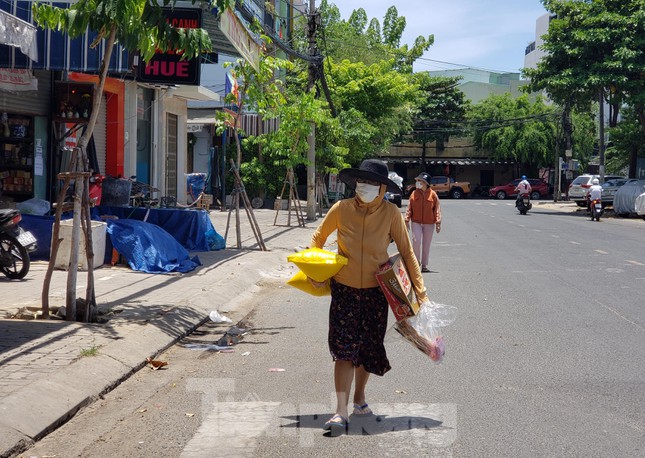 Nhận 'lệnh' ở nhà trong 7 ngày, người dân Nha Trang, Đà Nẵng mua thực phẩm thế nào? - Ảnh 4.