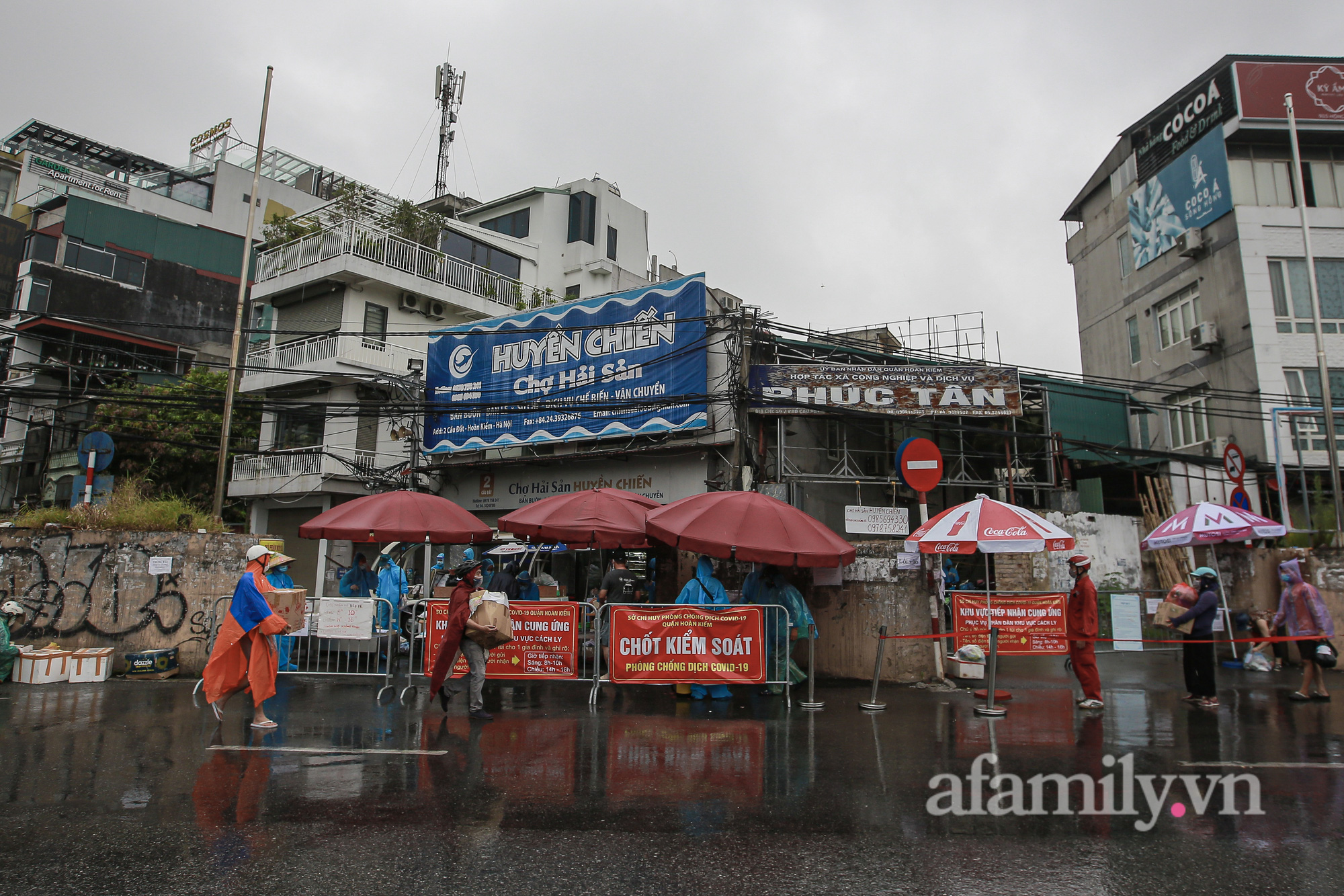 Hà Nội: Người dân đội mưa ùn ùn tiếp tế nhu yếu phẩm đến điểm cách ly y tế phường Chương Dương - Ảnh 1.