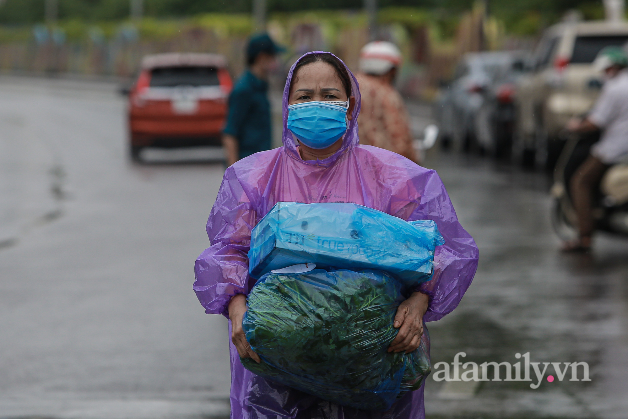 Hà Nội: Người dân đội mưa ùn ùn tiếp tế nhu yếu phẩm đến điểm cách ly y tế phường Chương Dương - Ảnh 2.