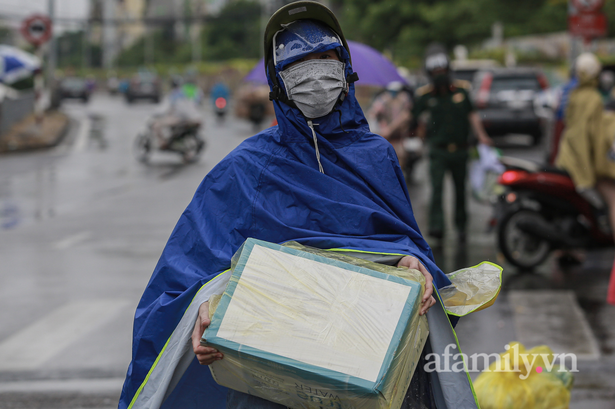 Hà Nội: Người dân đội mưa ùn ùn tiếp tế nhu yếu phẩm đến điểm cách ly y tế phường Chương Dương - Ảnh 5.