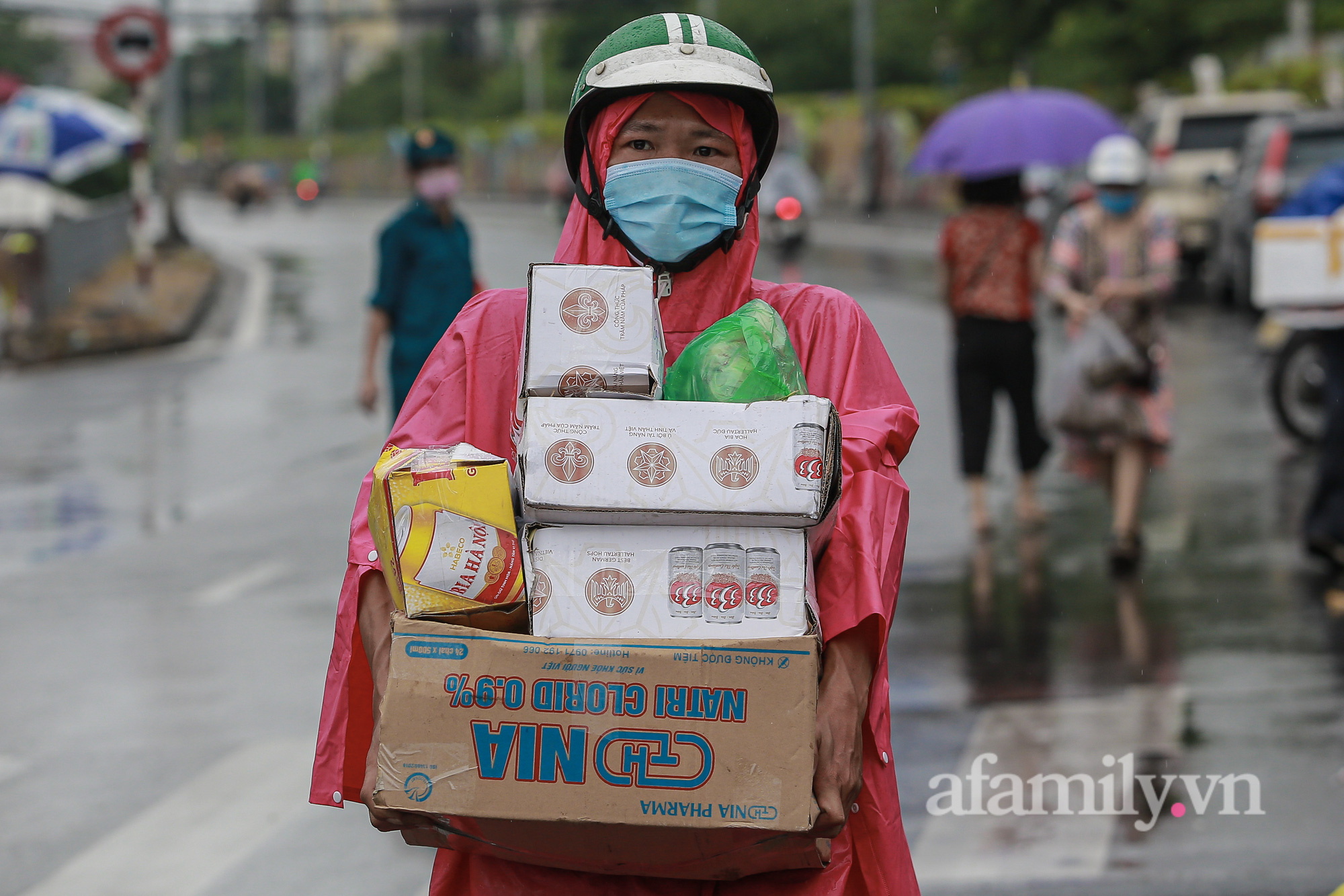 Hà Nội: Người dân đội mưa ùn ùn tiếp tế nhu yếu phẩm đến điểm cách ly y tế phường Chương Dương - Ảnh 6.