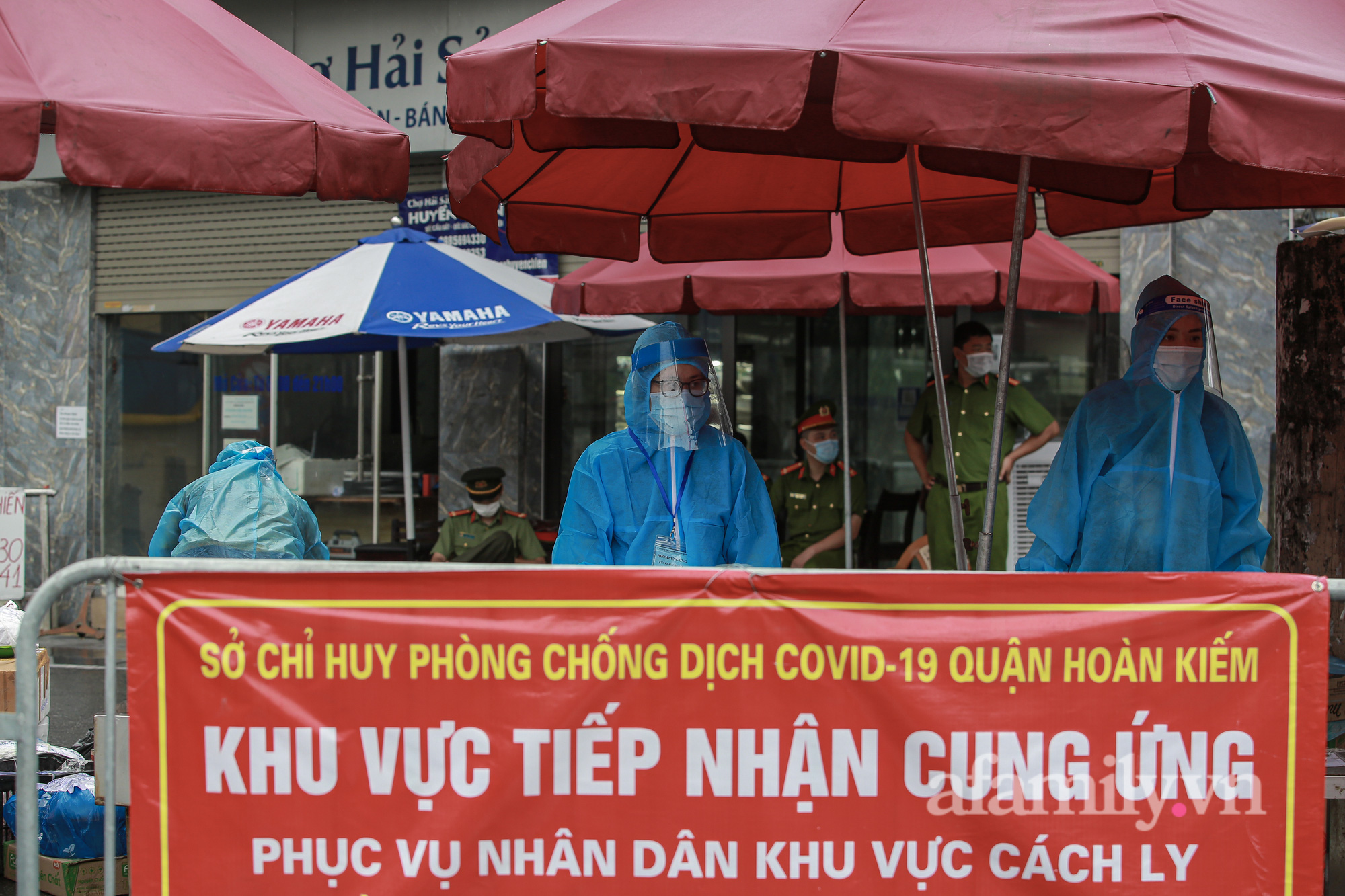 Hà Nội: Người dân đội mưa ùn ùn tiếp tế nhu yếu phẩm đến điểm cách ly y tế phường Chương Dương - Ảnh 3.