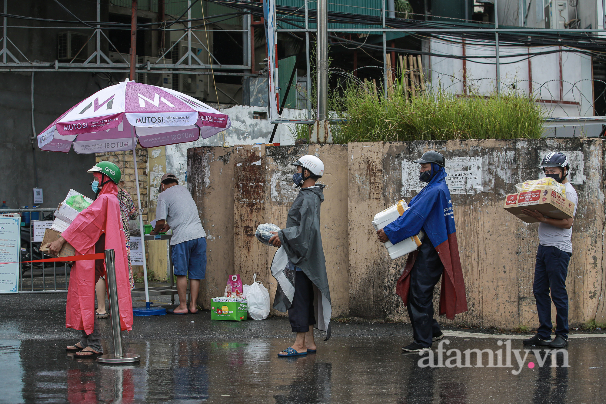 Hà Nội: Người dân đội mưa ùn ùn tiếp tế nhu yếu phẩm đến điểm cách ly y tế phường Chương Dương - Ảnh 11.