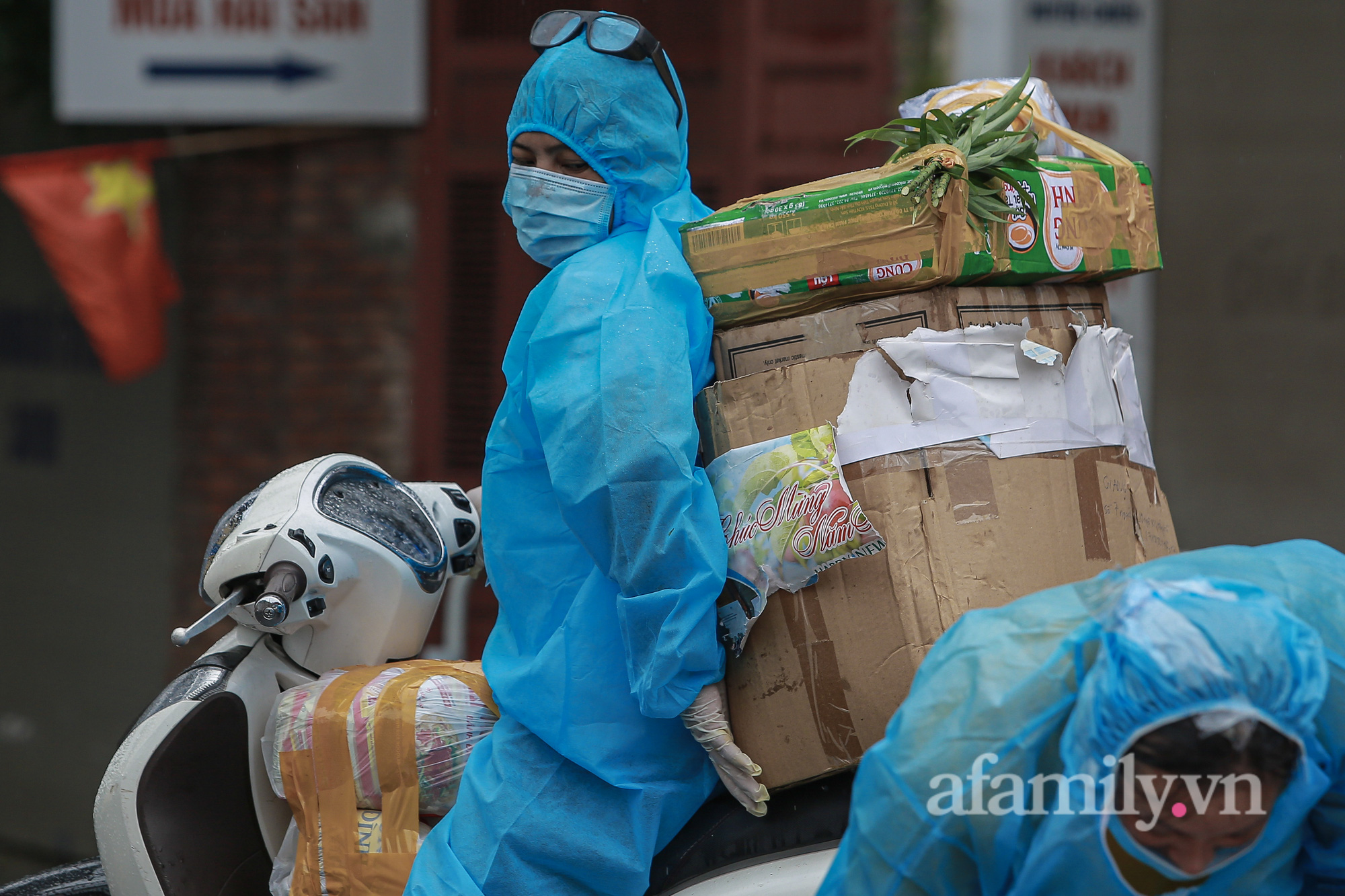 Hà Nội: Người dân đội mưa ùn ùn tiếp tế nhu yếu phẩm đến điểm cách ly y tế phường Chương Dương - Ảnh 13.