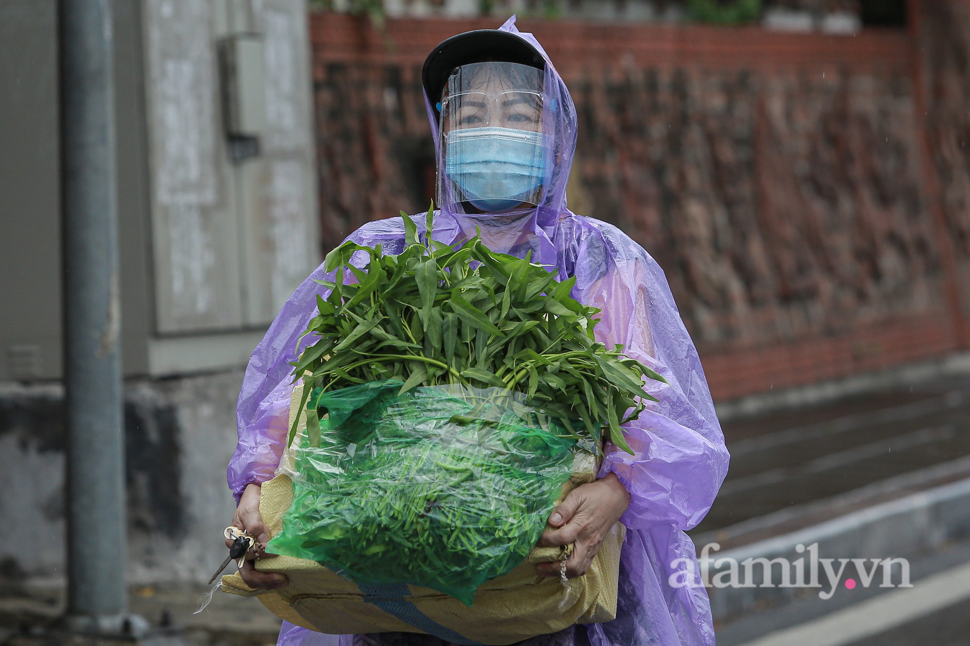 Hà Nội: Người dân đội mưa ùn ùn tiếp tế nhu yếu phẩm đến điểm cách ly y tế phường Chương Dương - Ảnh 9.