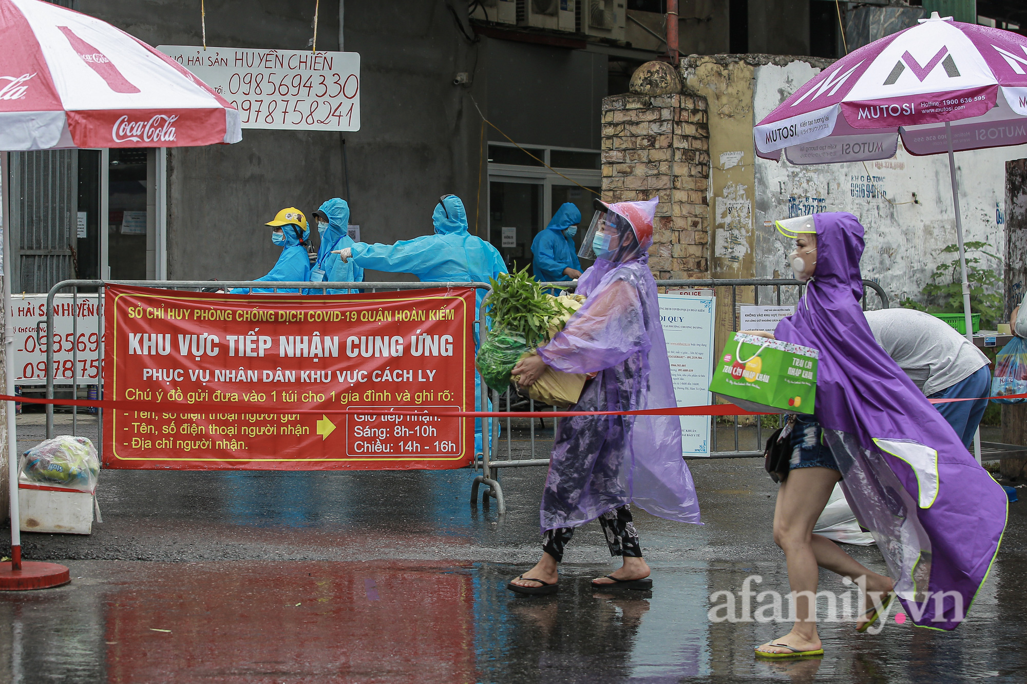 Hà Nội: Người dân đội mưa ùn ùn tiếp tế nhu yếu phẩm đến điểm cách ly y tế phường Chương Dương - Ảnh 4.