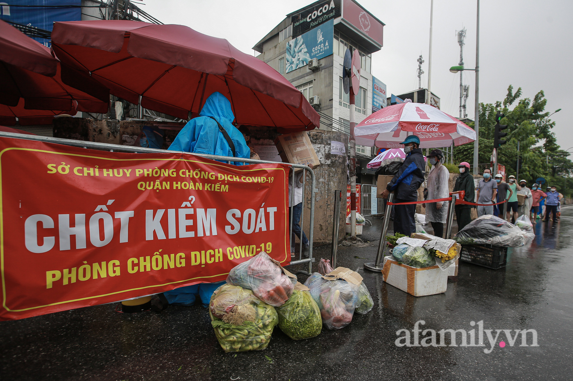 Hà Nội: Người dân đội mưa ùn ùn tiếp tế nhu yếu phẩm đến điểm cách ly y tế phường Chương Dương - Ảnh 12.
