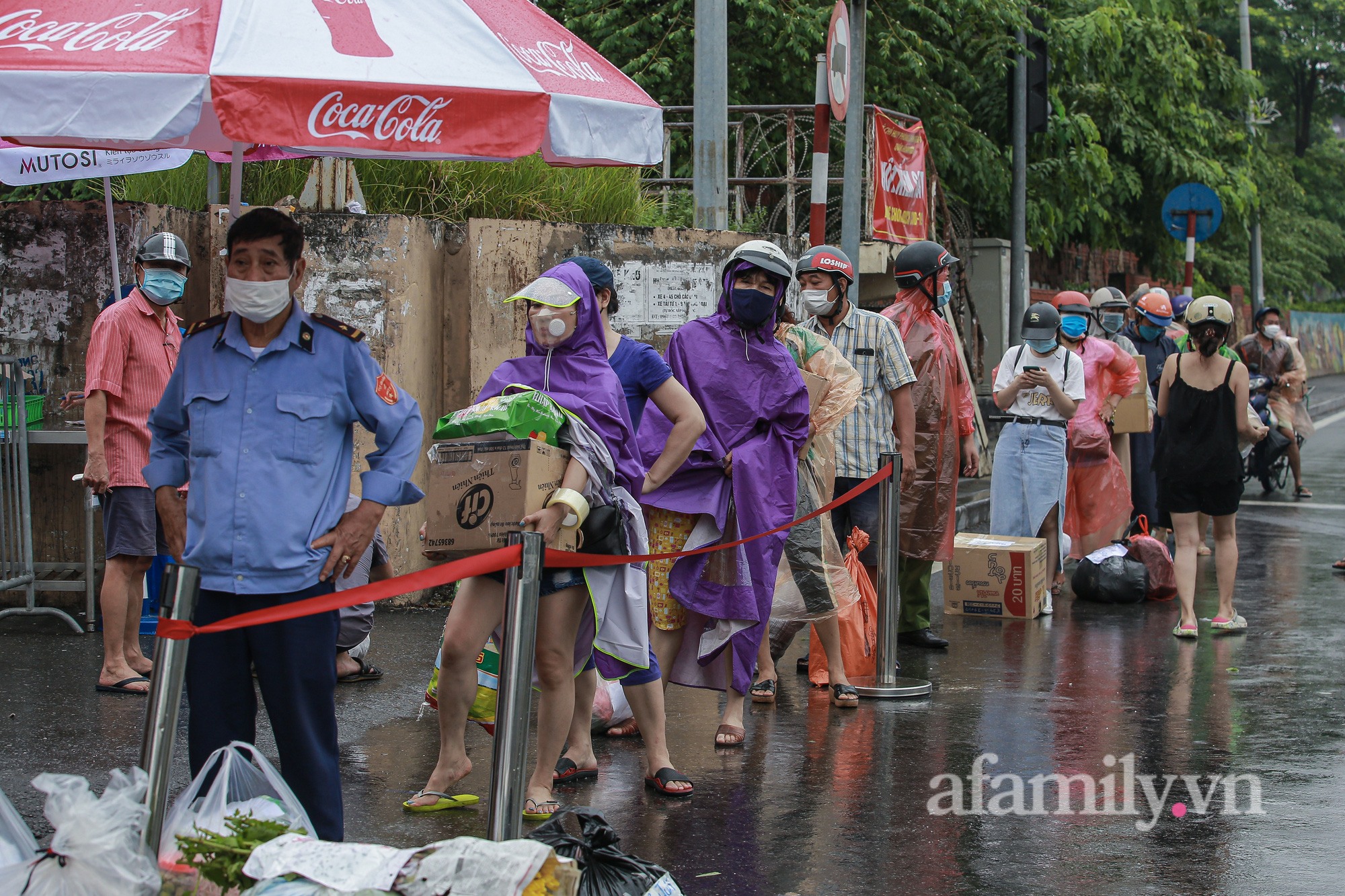 Hà Nội: Người dân đội mưa ùn ùn tiếp tế nhu yếu phẩm đến điểm cách ly y tế phường Chương Dương - Ảnh 10.