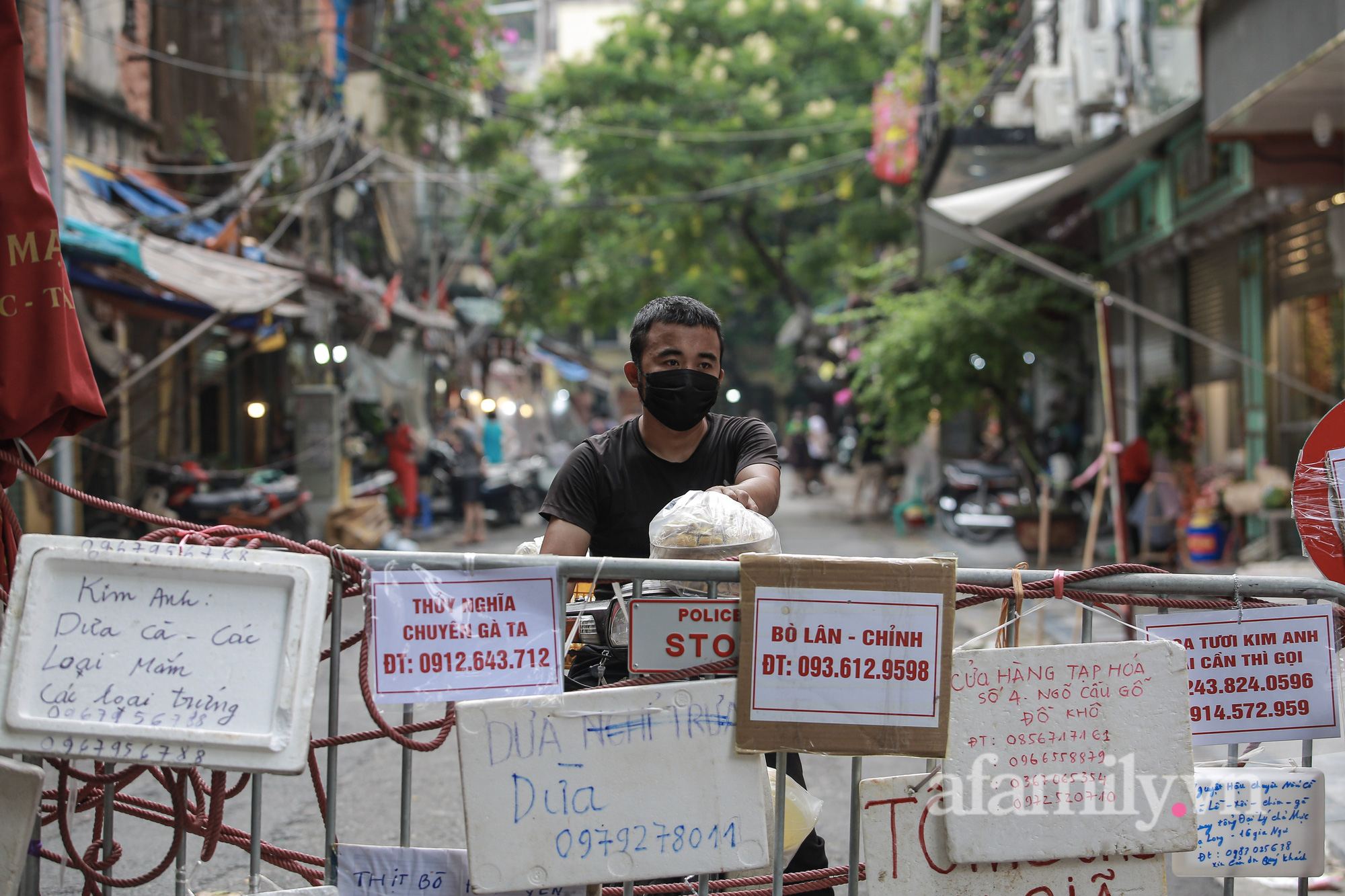 Hà Nội: &quot;Chợ nhà giàu&quot; biển quảng cáo treo kín hàng rào chắn, ai mua gì &quot;a lô có ngay&quot; không cần vào chợ - Ảnh 4.