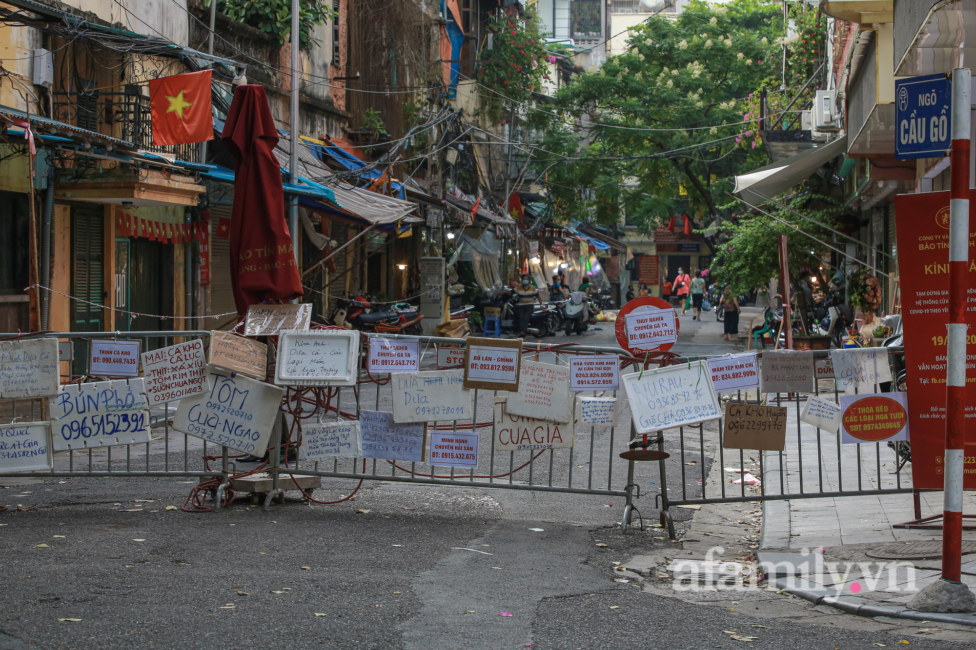 Hà Nội: &quot;Chợ nhà giàu&quot; biển quảng cáo treo kín hàng rào chắn, ai mua gì &quot;a lô có ngay&quot; không cần vào chợ - Ảnh 3.