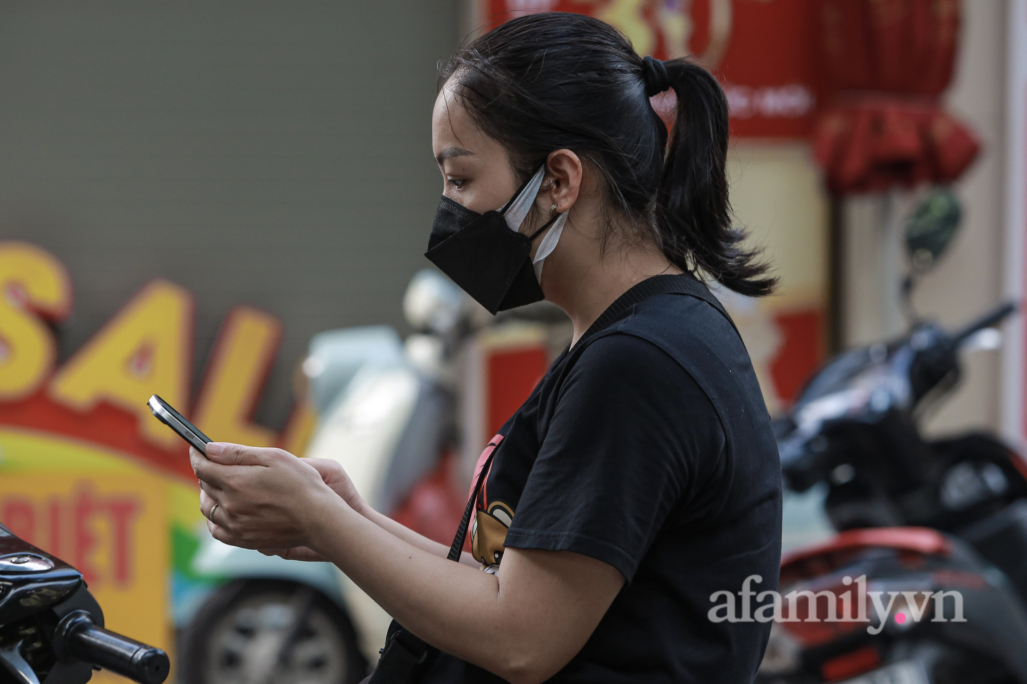 Hà Nội: &quot;Chợ nhà giàu&quot; biển quảng cáo treo kín hàng rào chắn, ai mua gì &quot;a lô có ngay&quot; không cần vào chợ - Ảnh 10.