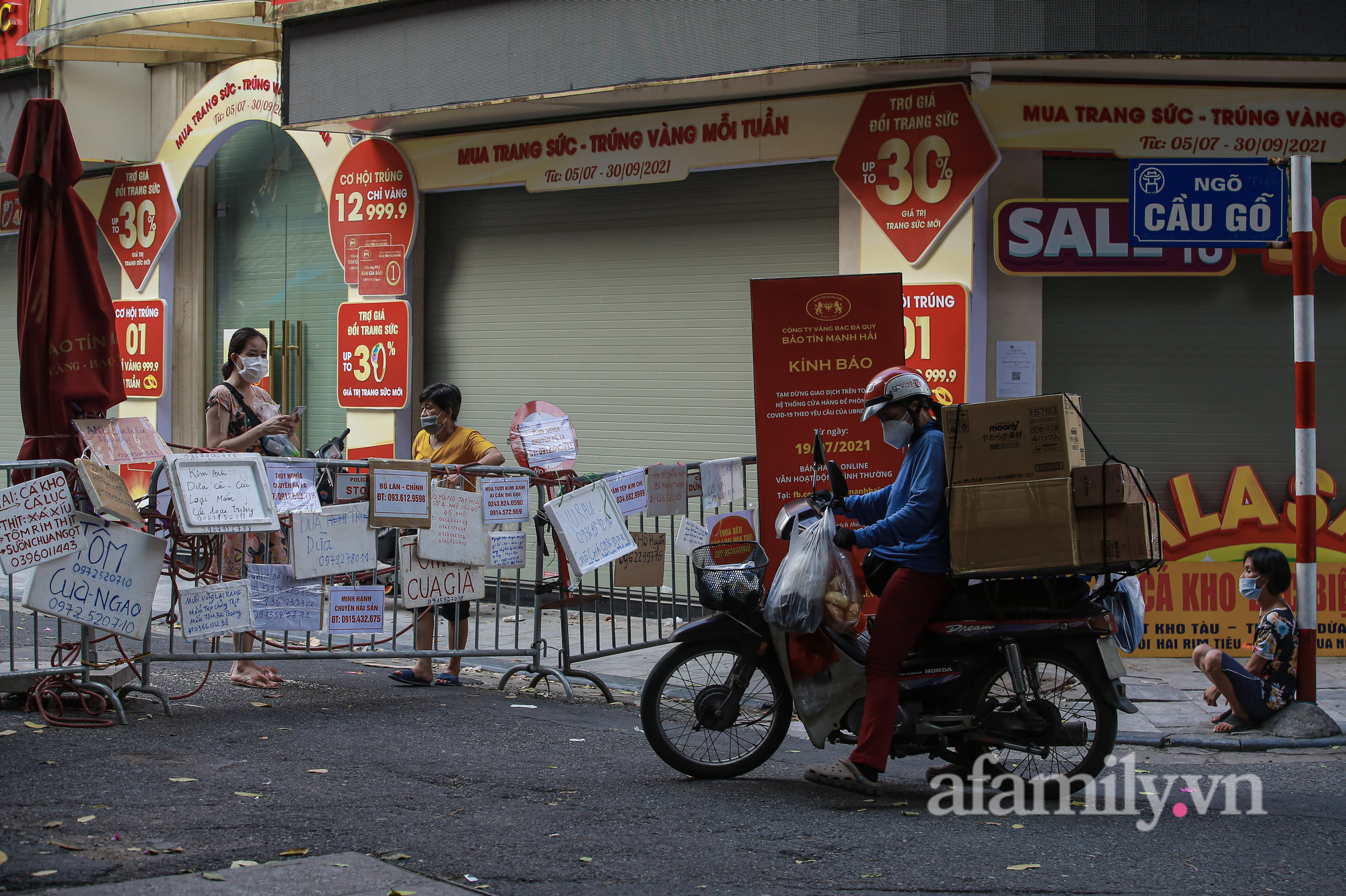 Hà Nội: &quot;Chợ nhà giàu&quot; biển quảng cáo treo kín hàng rào chắn, ai mua gì &quot;a lô có ngay&quot; không cần vào chợ - Ảnh 11.